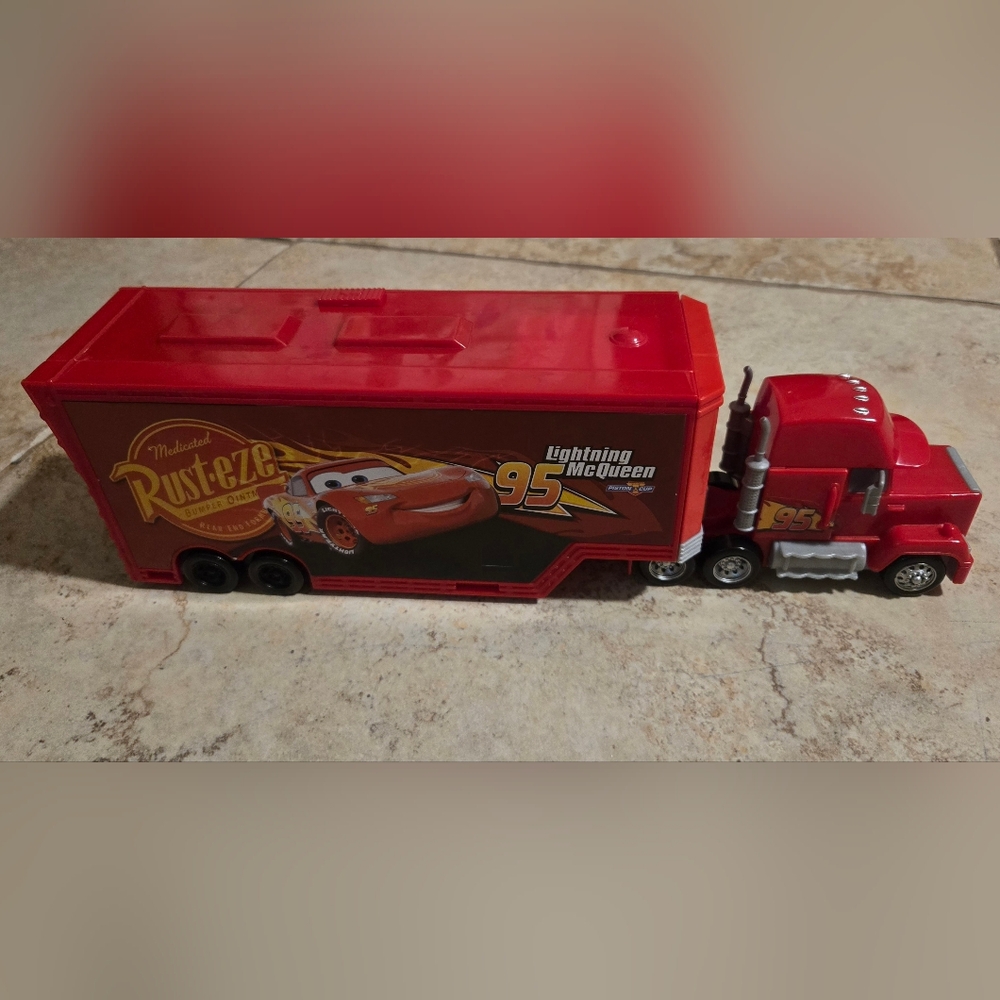 Disney Pixar Cars Transforming Mack Playset, 2-in-1 toy Truck & Tune-Up Station